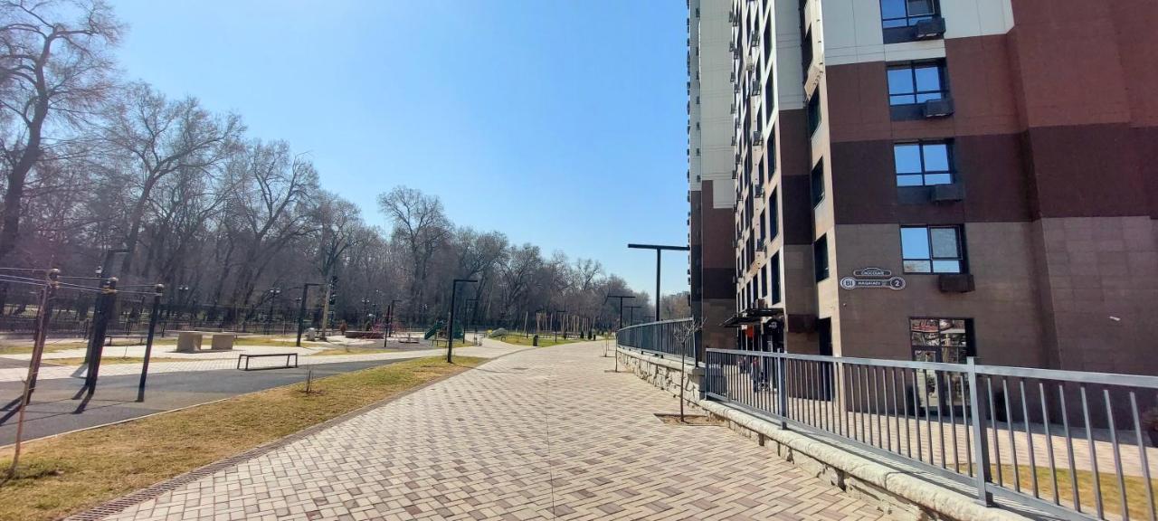 Уютная Стильная Квартира Возле Центрального Парка Горького! Apartamento Almatý Exterior foto
